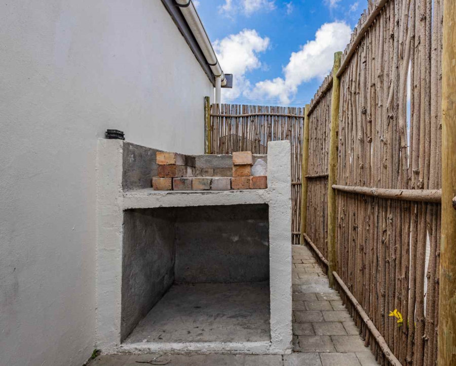 To Let 2 Bedroom Property for Rent in Oakdale Western Cape